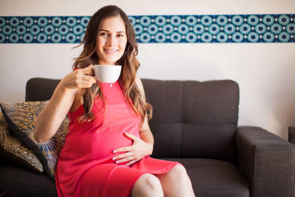 Saiba se a grávida pode tomar café na gestação e na amamentação