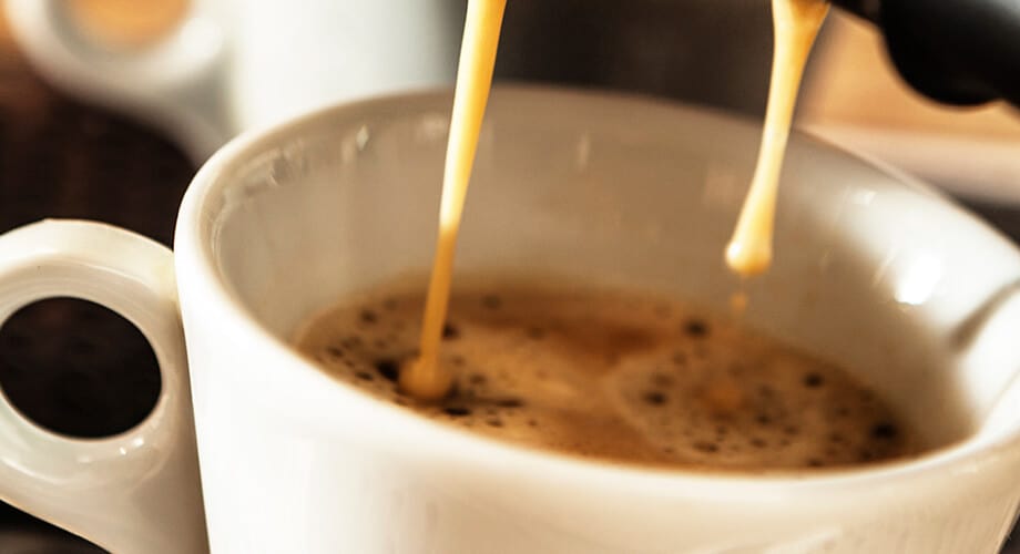 café sendo feito em uma cafeteira