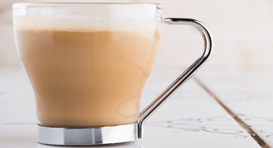 Um café com leite e pão na chapa, por favor? café com leite e pão na chapa
