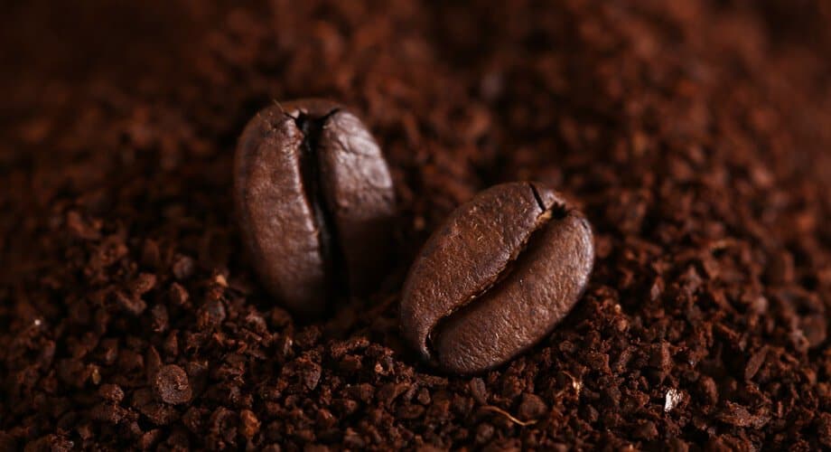 café moído na hora junto com dois grãos de café