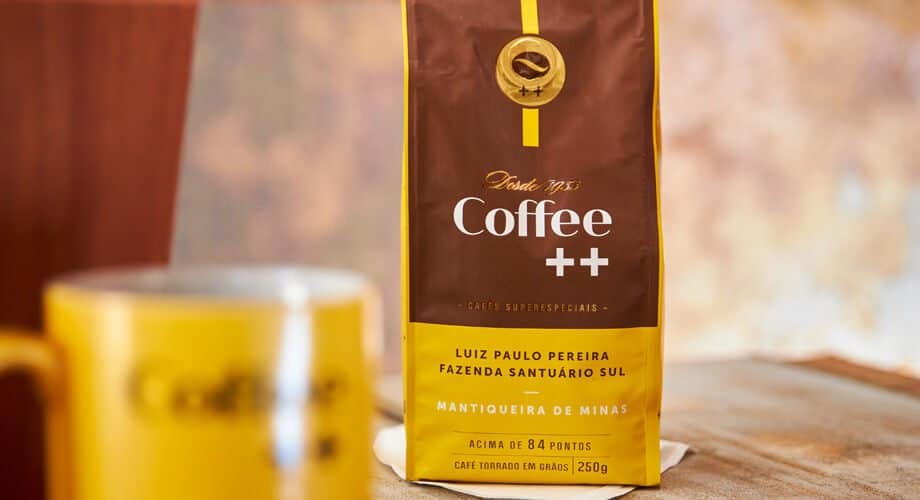 Café tem glúten? Imagem com a embalagem do café Mantiqueira de Minas, da Coffee ++, nas cores amarela e marrom.