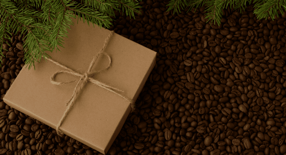 Conheça a decoração de artesanato com grãos de café Caixa de papelão de artesanato com grãos de café ao fundo