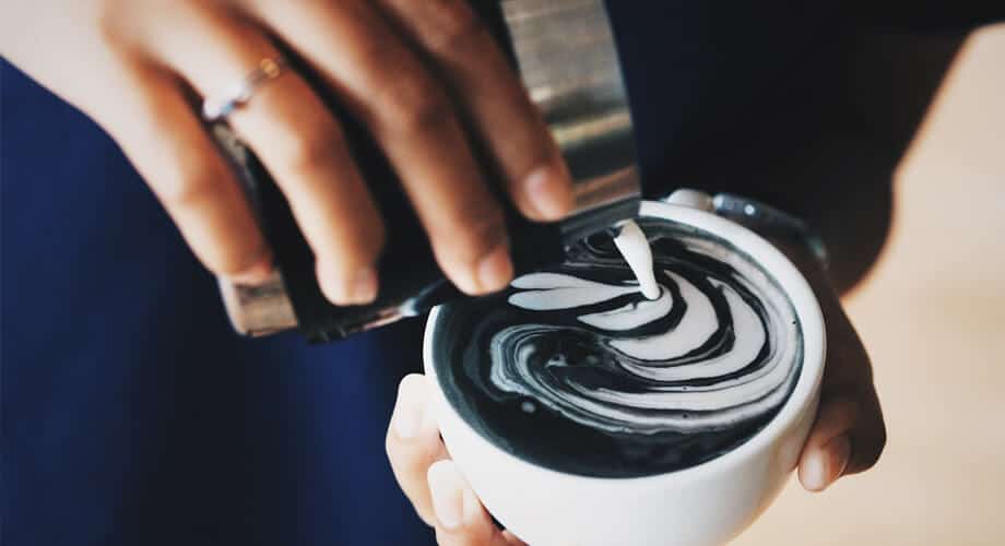 xícara de café com carvão