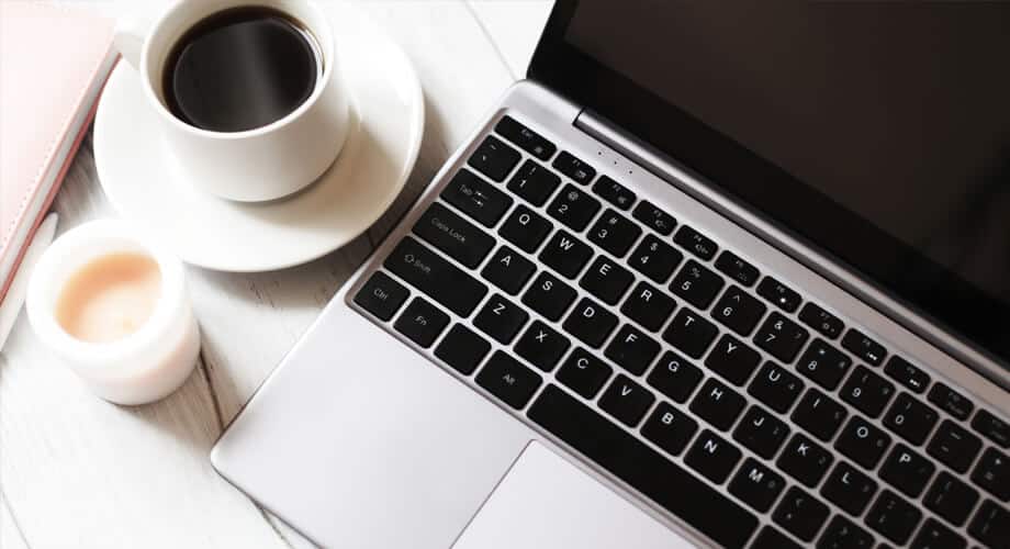 blog de café: notebook ao lado de um xícara de café