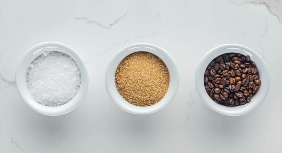 Café com sal e açúcar, cada ingrediente colocado em um recipiente branco.