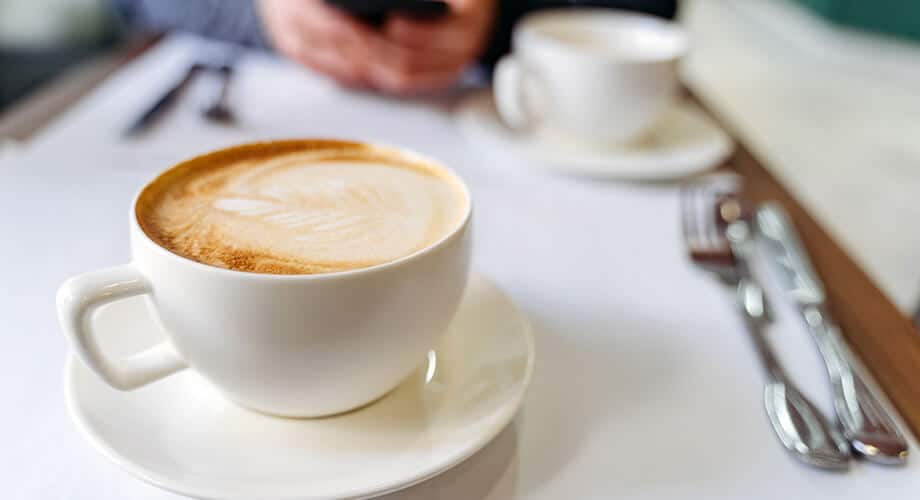 imagem de um café fraco em uma mesa de cafeteria