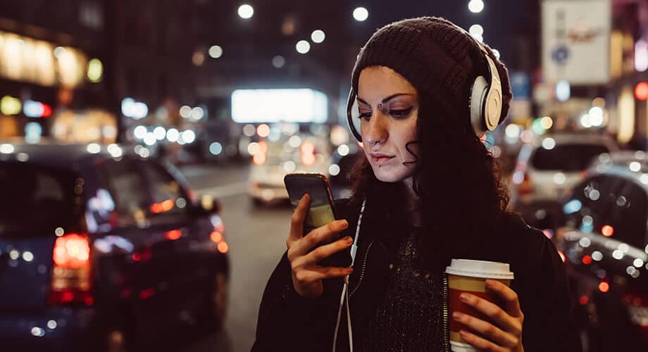 modelo escutando músicas sobre café em uma rodovia