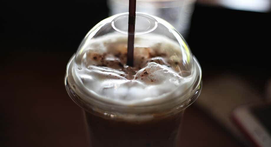imagem de um smoothie de café com canudo preto