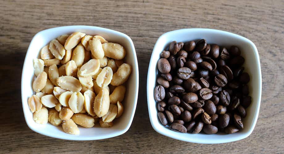 dois recipientes, um com amendoim e outro com grãos de café