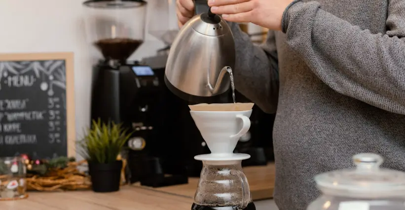 metodos de cafe - um pessoa prepara café coado com filtro de papel