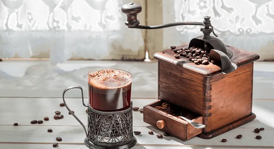 Descubra a história do moedor de café antigo. Como surgiu o acessório?