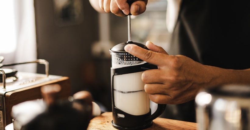 Como fazer leite cremoso na prensa francesa: veja o passo a passo
