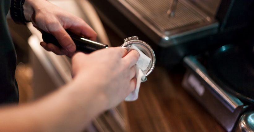 Como limpar moedor de café? Confira o passo a passo