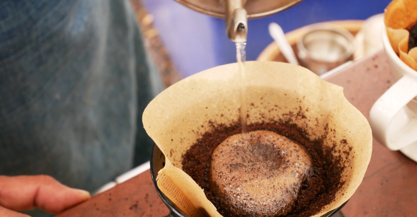 Coador de pano ou filtro de papel? Descubra qual combina mais com seu jeito de fazer café