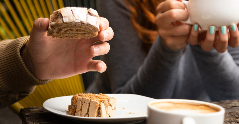 O que combina com café? Saiba como harmonizar a bebida
